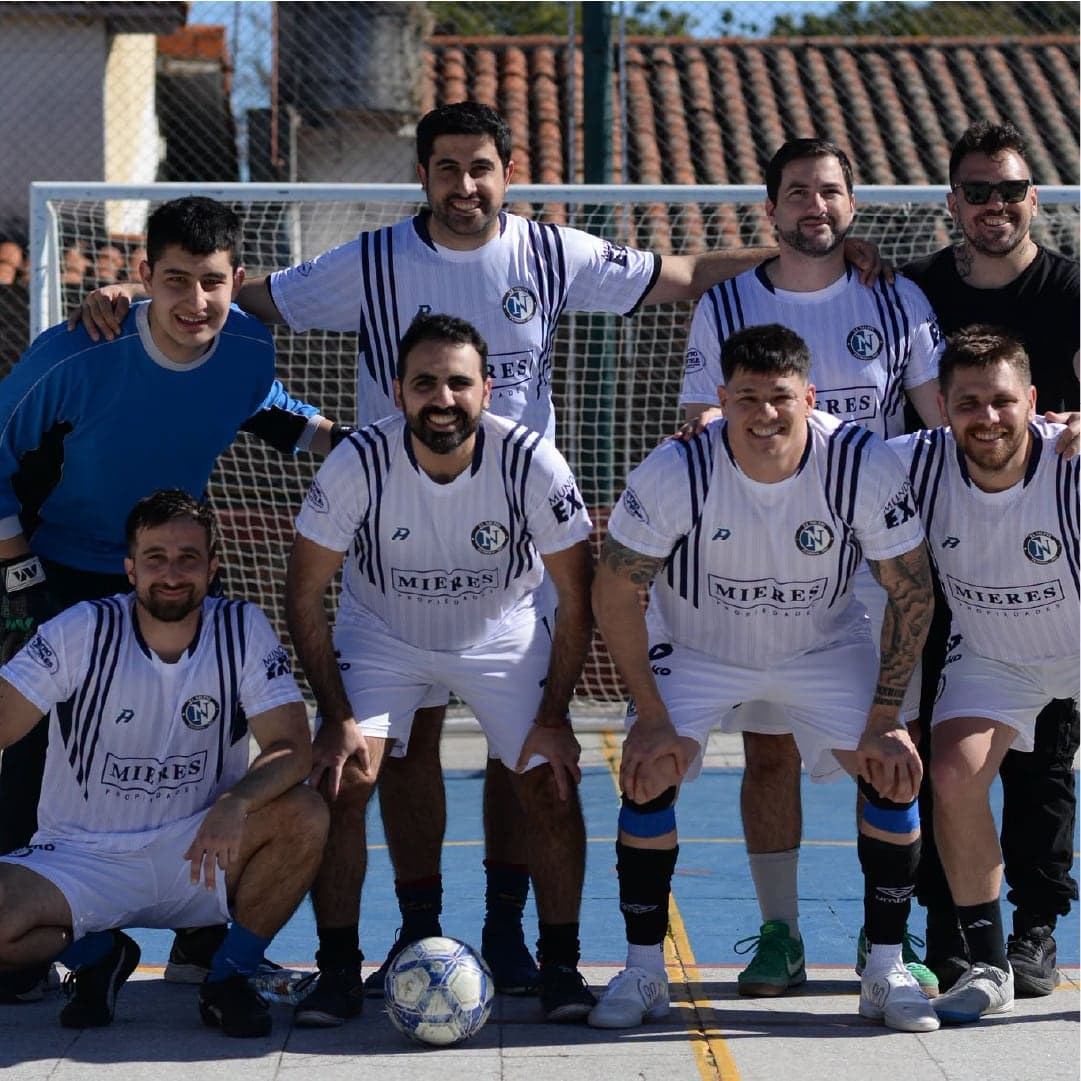 Equipo de amigos posando con su indumentaria antes de un partido